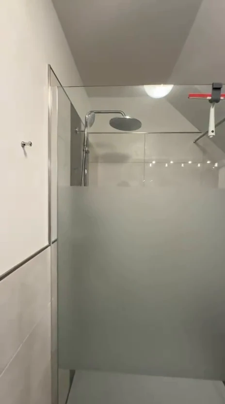 Walk-in-Dusche hinter satinierter Glaswand