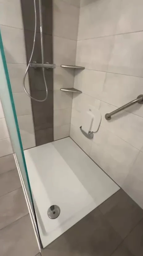 Bodengleiche Walk-in-Dusche mit Regenbrause im sanierten Dachgeschoss-Bad
