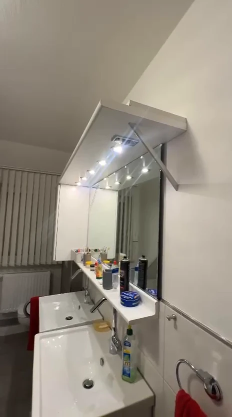 Blick über den neuen Waschtisch Richtung Dachschräge