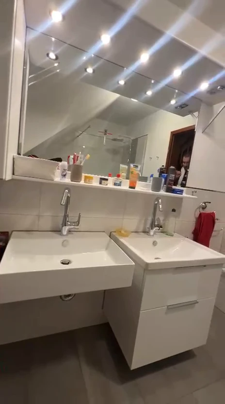 Neuer Doppelwaschtisch mit Spiegelschrank und Lichtleiste