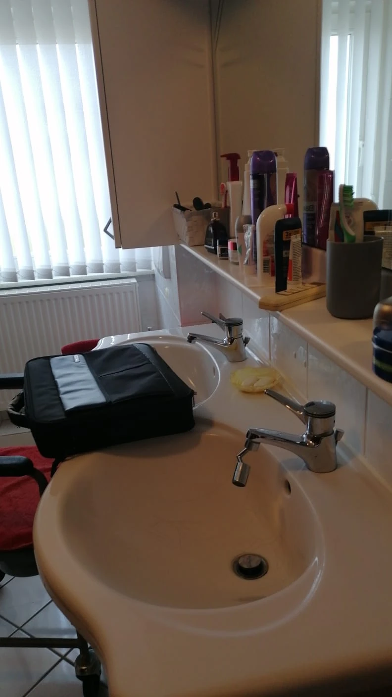 Der alte Waschplatz mit Doppelbecken und Spiegelschrank