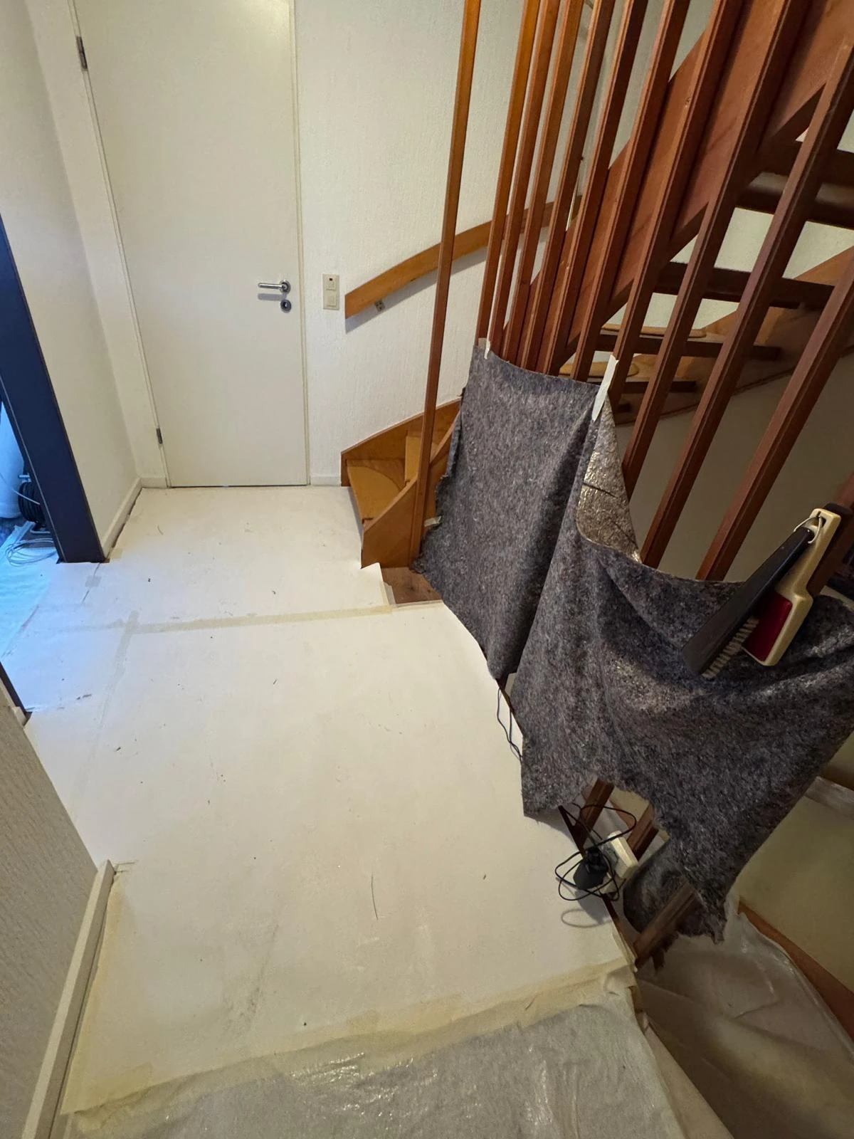 Treppe und Flur mit Vlies und Abdeckpappe geschützt