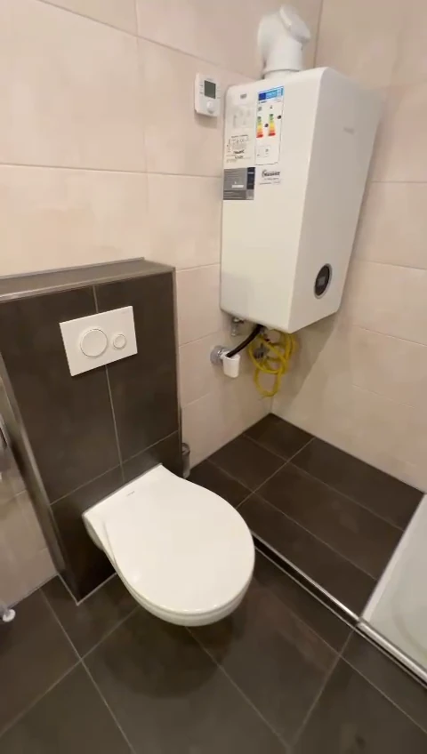 Neues Wand-WC vor der Vorwandinstallation