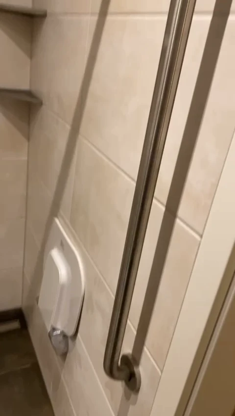 Klappsitz und Haltegriff in der neuen Dusche