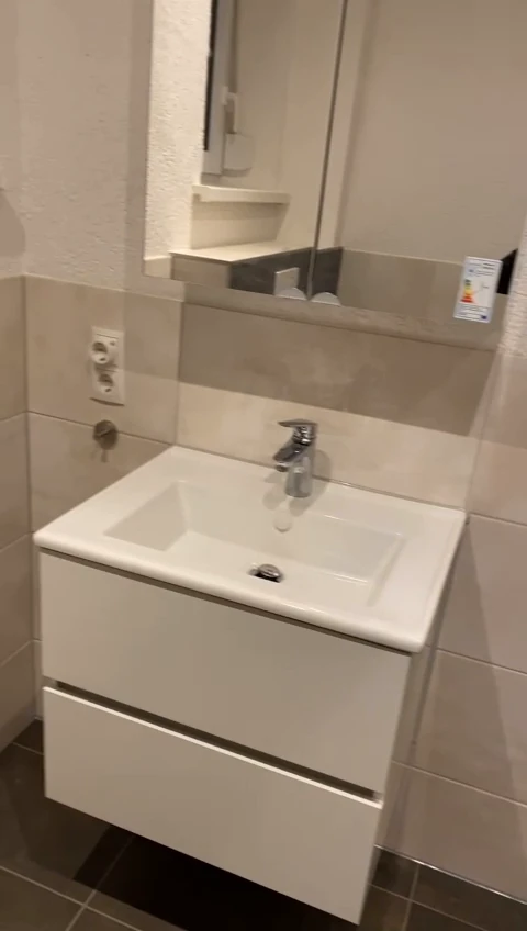 Neuer Waschtisch mit Unterschrank und Spiegelschrank