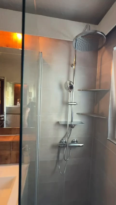 Neue Dusche mit Regenbrause in warmer Steinoptik