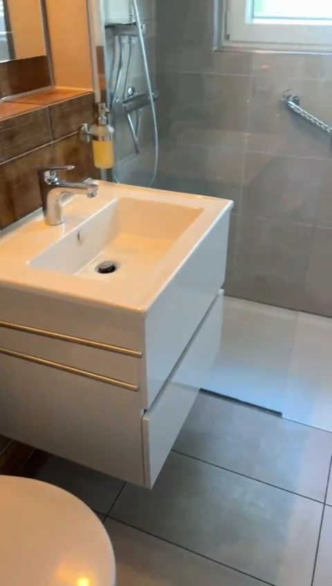 Neuer Waschtisch mit Unterschrank und warmen Griffleisten