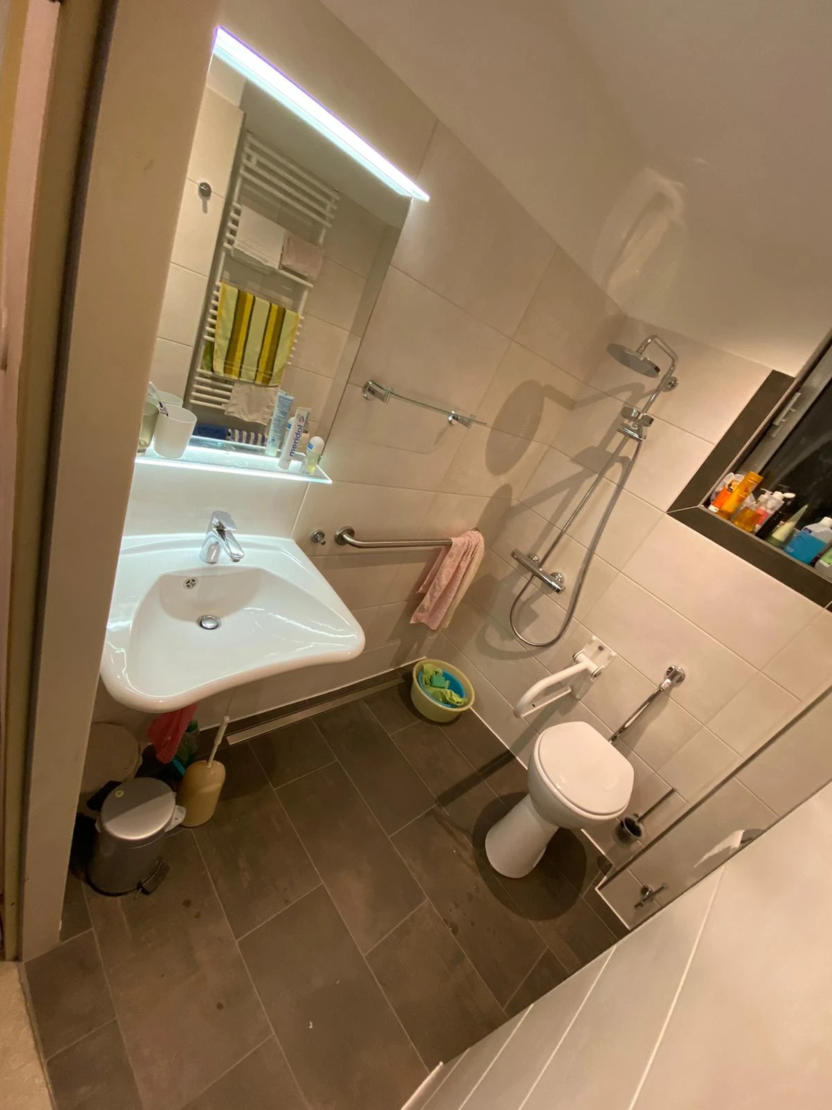 Fertiges barrierefreies Bad mit unterfahrbarem Waschtisch und bodengleicher Dusche